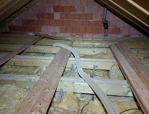 Zateplení stropu rodinného domu pomocí foukané izolace